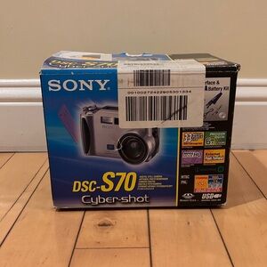 Sony DSC-S70 Cyber-shot Digital Camera - Silver